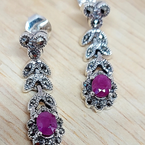 Heated Oval Red Ruby 5x4mm Marcasite 925 Sterling Silver Earrings - Picture 3 of 7